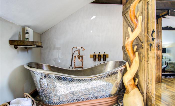 Soak and listen to your music in this beautiful tub